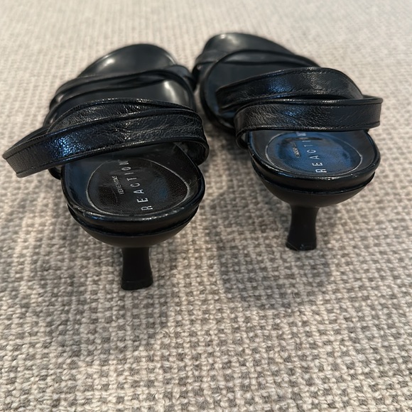 Kenneth Cole Reaction kitten heels with molded footbed - Picture 3 of 4